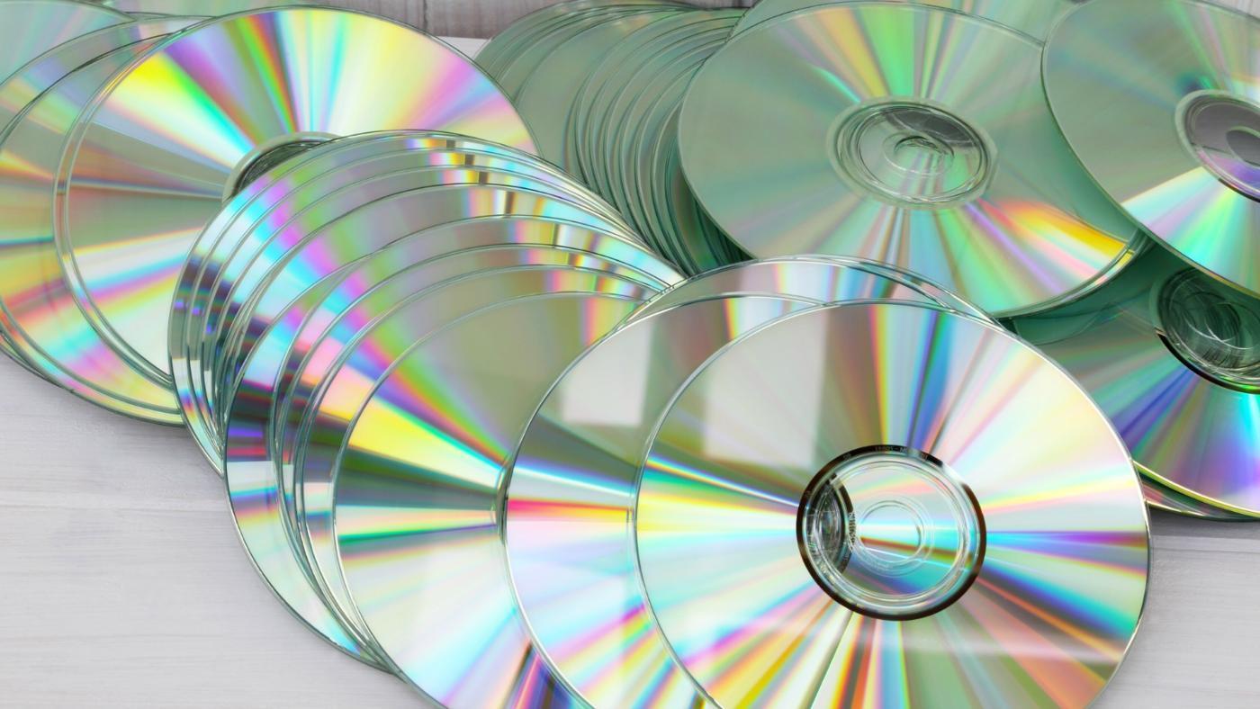 Много использованных дисков. Оптический диск. Оптические лазерные диски. Компакт диск. СД диск.